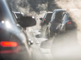 ¿Es buena o mala noticia que baje el precio de la gasolina y el diésel?