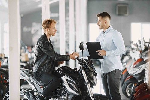 ¿Qué gastos tiene comprar una moto de segunda mano?