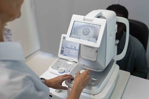 Qué es la presión intraocular y cómo se utiliza un tonómetro para medirla