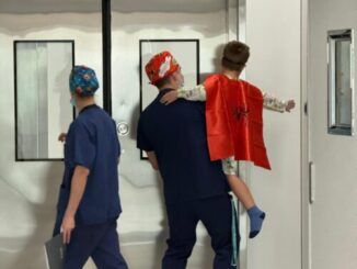 Capas y máscaras de superhéroes para el traslado de pacientes pediátricos a quirófano, en Quirónsalud Málaga
